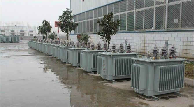 油浸式變壓器的保養(yǎng)如何去做？預(yù)防滲漏油：油浸式變壓器在油箱內(nèi)充滿變壓器油，裝配中依靠緊固件對耐油橡膠元件加壓而密封。